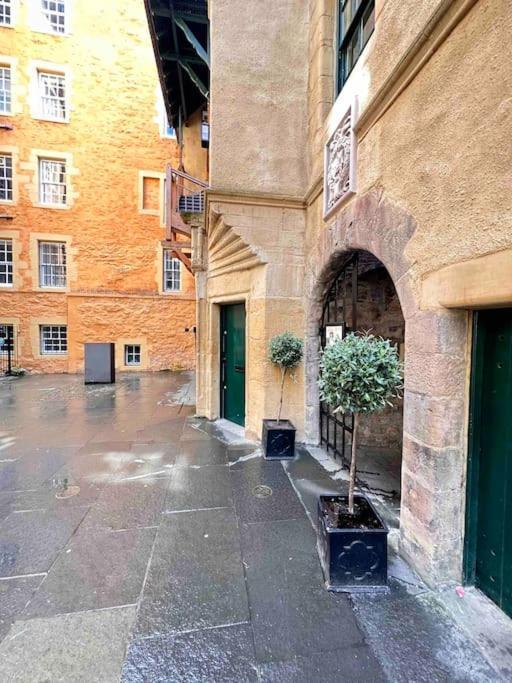 16Th Century Courtyard Apartment On The Royal Mile Edinburgh Exterior photo