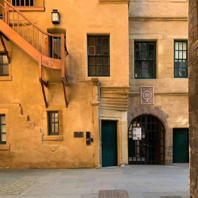 16Th Century Courtyard Apartment On The Royal Mile Edinburgh Exterior photo